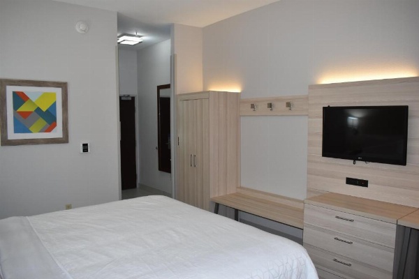 Holiday Inn Express Hotel & Suites Mcpherson image 18