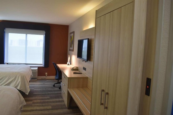 Holiday Inn Express Hotel & Suites Mcpherson Main image